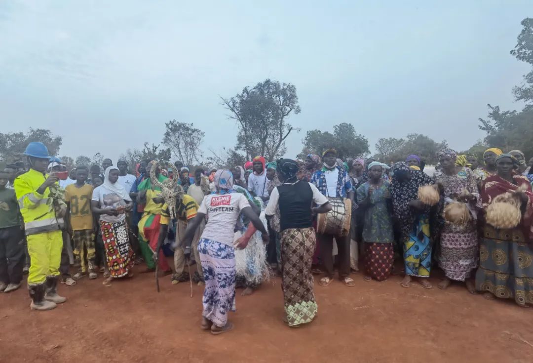 捐贈(zèng)拖拉機(jī) 修建儲水壩 馬里鋰礦項(xiàng)目公司積極支持社區(qū)發(fā)展4.jpg