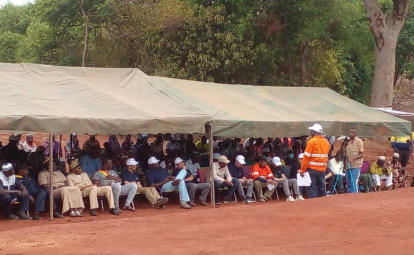 捐贈(zèng)拖拉機(jī) 修建儲水壩 馬里鋰礦項(xiàng)目公司積極支持社區(qū)發(fā)展1.png