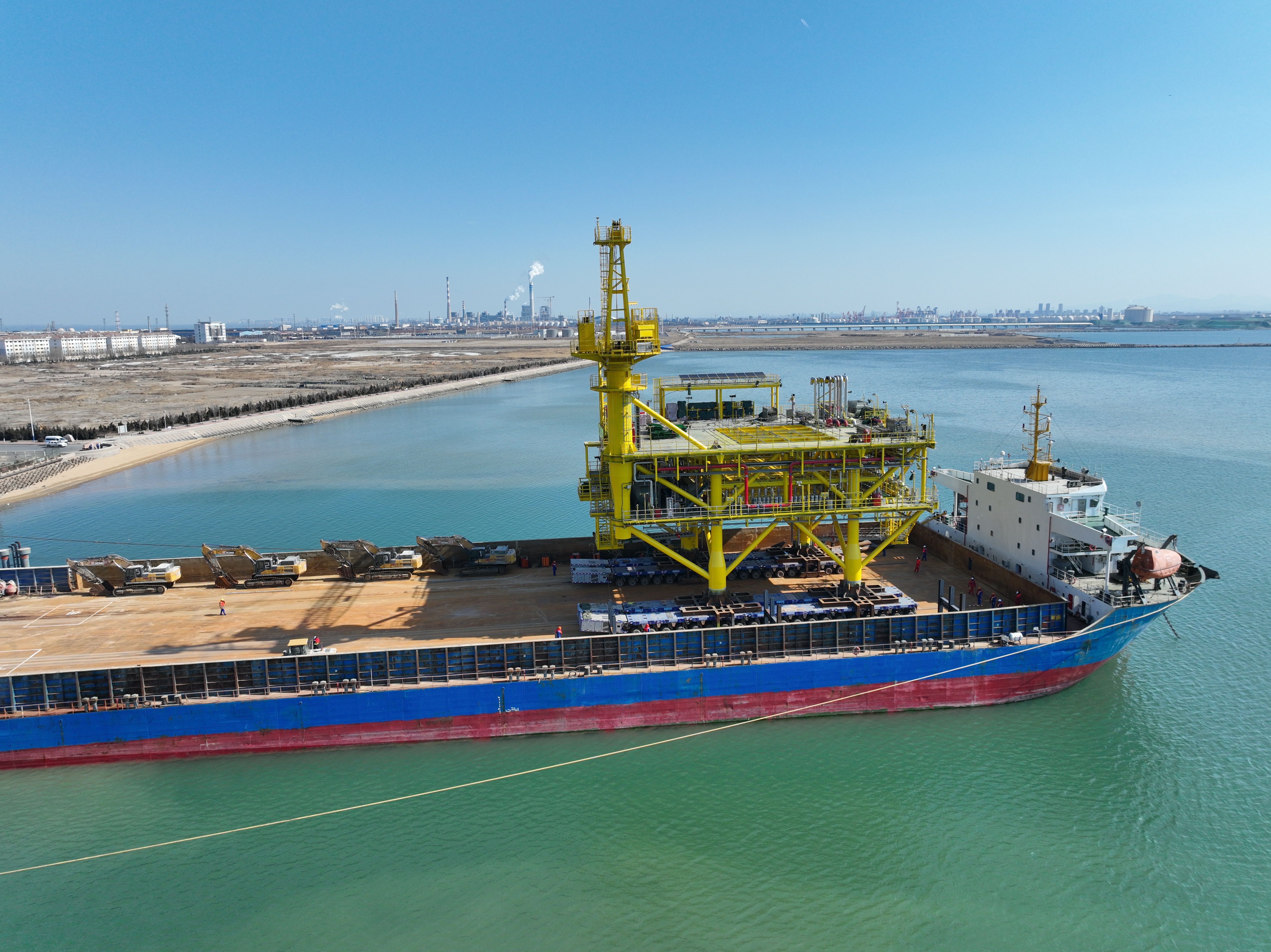 洛克石油潿洲10-3油田西區(qū)井口平臺完成陸上建造開始裝船